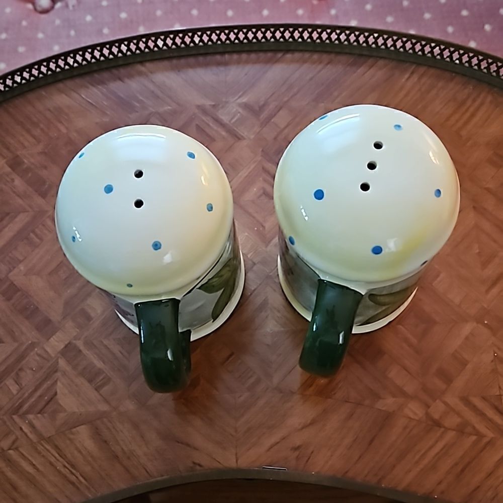 Vintage ceramic salt and pepper shakers with green and blue flowers. - Picture 5 of 5